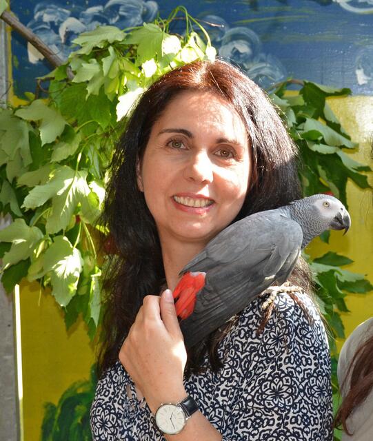 Vereinsgründerin Nadja Ziegler mit einem Papagei. | Foto: AG Papageienschutz