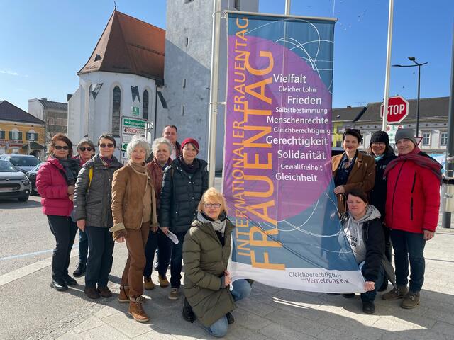 Am Fahnenhissen beteiligten sich unter anderem Gabriele Schauer und Heidi Wabro, Frauenberatungsstelle Perg, Mitglieder des Vereins Frauenberatung mit Obfrau Gerti Jahn, Elisabeth Glawitsch, die das Projekt "StoP" koordiniert, Landtagsabgeordnete Dagmar Engl (Grüne), Bürgermeister und Landtagsabgeordneter Anton Froschauer (VP) und SPÖ-Bezirksgeschäftsführerin Sylvia Breselmayr.