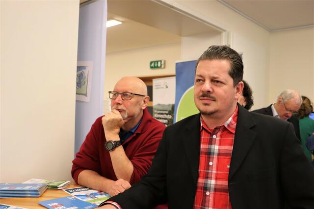 Leo Klimacsek und Udo Hebesberger verfolgen aufmerksam den Klima-Film. | Foto: Edith Ertl