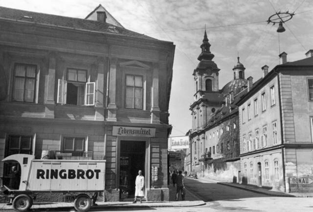 Brot wurde in der Nachkriegszeit nicht nur mit Kleinlastern, sondern auch noch mit Pferdefuhrwerken geliefert. Hier im Bild das Lebensmittelgeschäft von Franz Holböck in der Bethlehemstraße. | Foto: Archiv der Stadt Linz