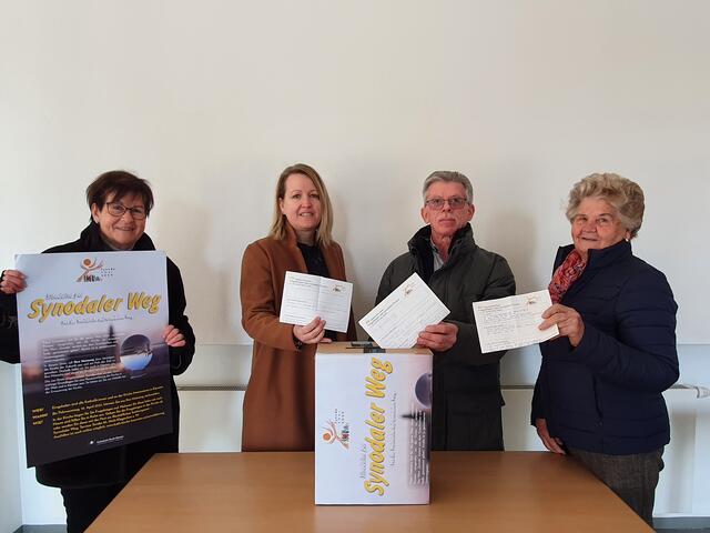  Intensiv beschäftigt man sich in der Pfarre St. Marein bereits seit Monaten mit der Zukunft der Kärntner Kirche. Am Bild Petra Weinberger (2. von links) vom PGR St. Marein mit interessierten Pfarrmitgliedern. | Foto: Pfarre St. Marein