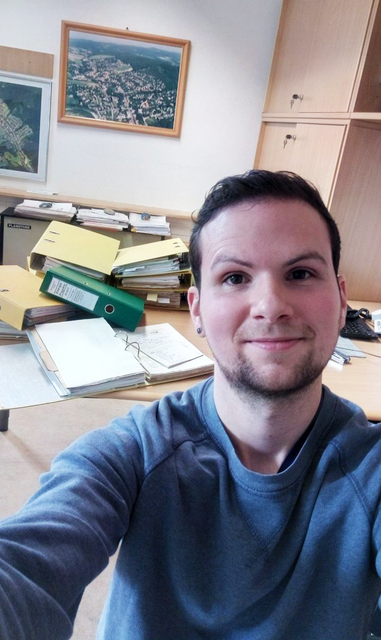 GGR beim Durchforsten von Aktenbergen für den Klimaplan | Foto: Ladenstein