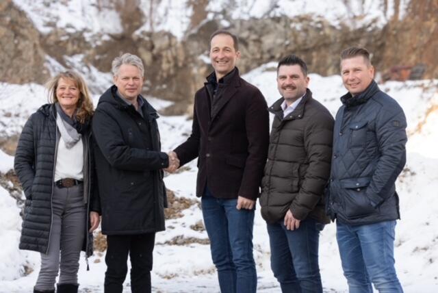 Christian Ferstl (2.v.l.) übernimmt die Firmenanteile von  Hagen Temmel (3.v.l.) und ist damit neuer Mitgesellschafter der Josef Christandl GmbH. | Foto: KK