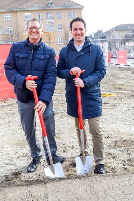 Floridsdorf Bezirksvorsteher Georg Papai und Bildungsstadtrat Christoph Wiederkehr beim traditionellen Spatenstich. | Foto: PID/Christian Fürthner