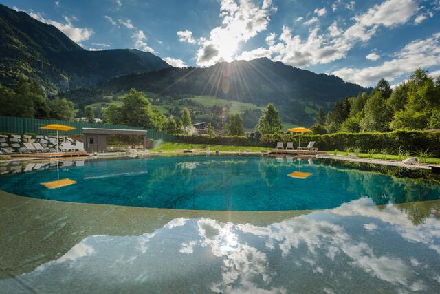 Da den Badeseen kein Chlor beigesetzt ist, können sich auch Personen mit reizbarer Haut ohne Bedenken abkühlen. | Foto: Alpentherme Bad Hofgastein