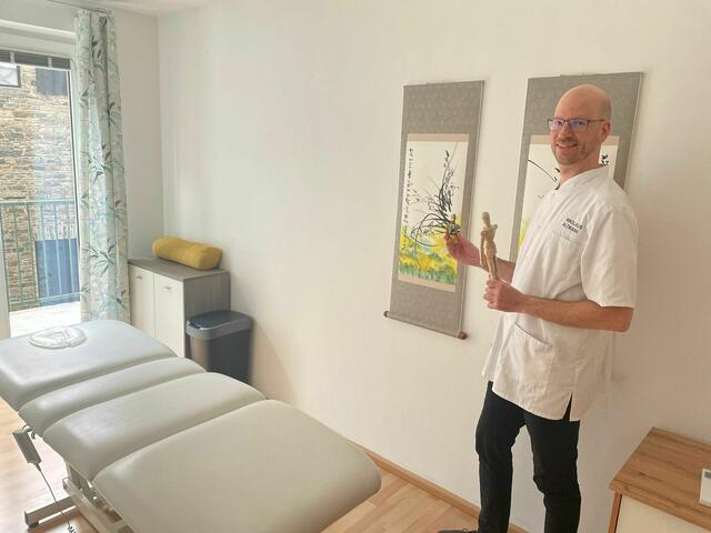 Mag. Nikolaus Altmann in einem Behandlungsraum seiner Praxis