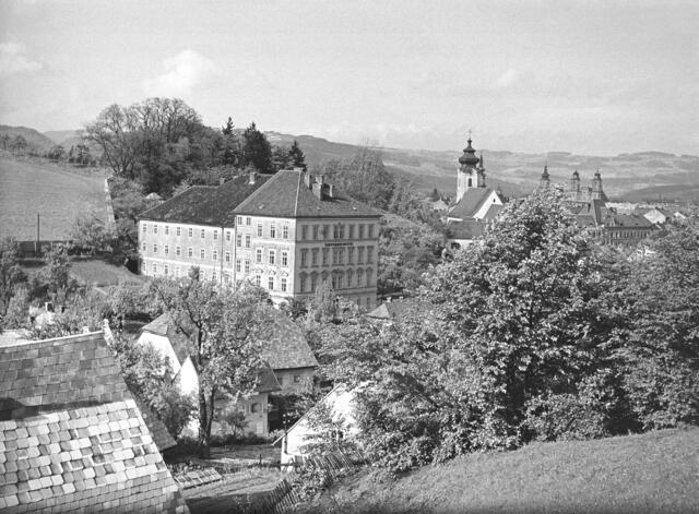 Aufgrund der steigenden Schülerzahl wurde die Schule zunächst ins ehemalige Pestlazarett des Klosters übersiedelt und dieses – wie im Foto ersichtlich – schließlich 1878 um einen zusätzlichen Trakt erweitert. | Foto: Archiv der Stadt Linz