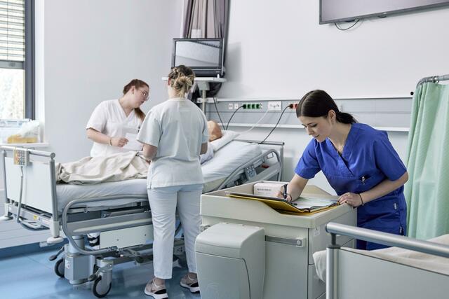 Mit Matura und abgeschlossener Berufsqualifikation Pflegefachassistenz verfügen die AbsolventInnen über Top-Voraussetzungen. Der direkte Einstieg in das breitgefächterte Tätigkeitsfeld, etwa im Krankenhaus St. Vinzenz in Zams ist ebenso gegeben wie der Start eines Studiums nach Wahl. | Foto: Krankenhaus St. Vinzenz Zams/ Christoph Nösig