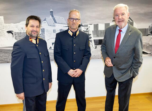 Stadtpolizeikommandant Manfred Fries und Bürgermeister Klaus Schneeberger mit dem neuen Kommandanten der PI Burgplatz David Reinisch. | Foto: Weller, Stadt WRN