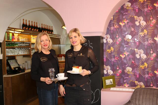 Beate Gensinger und Iris Hammer laden in ihre Konditorei ein. | Foto: Lederer