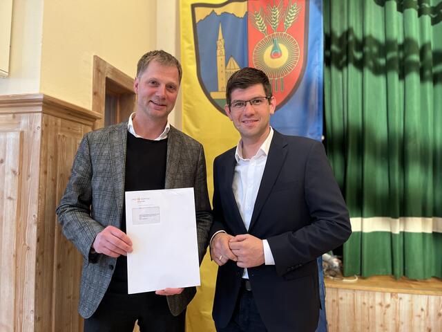 Bürgermeister Martin Lackner und Landesrat Martin Gruber mit der Förderzusage für das LEADER-Projekt | Foto: Büro LR Gruber/Posch