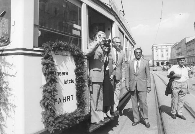 Im Beisein des damaligen Bürgermeisters Prof. Hugo Schanovsky sowie des ESG-Generaldirektors Dr. Ernst Kubin wurde die Garnitur feierlich verabschiedet.  | Foto: Archiv der Stadt Linz