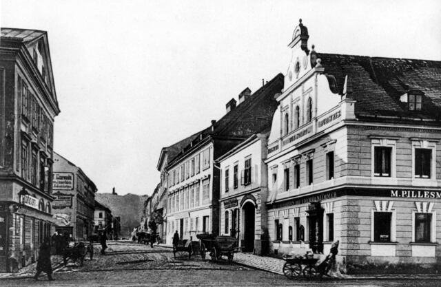 Heute befinden sich hier die Rampe zur Fußgängerunterführung und das 1973 eröffnete Gebäude der Raiffeisenbank in Urfahr. | Foto: Archiv der Stadt Linz