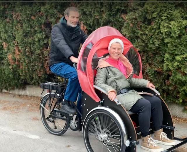 Der Musiker Peter Natterer chauffiert Gabi Stockmann in die Weinberge | Foto: Gößeringer