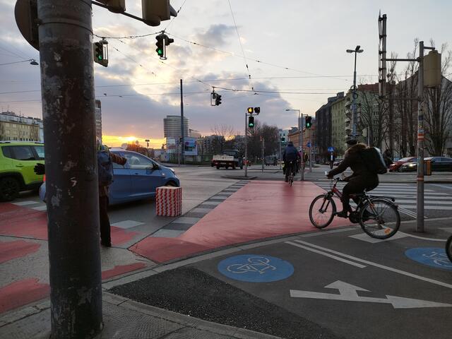 Mitten im Feierabendverkehr führte die Radlobby die Aktion auf der Franzensbrückenstraße durch.  | Foto: Radlobby Leopoldstadt