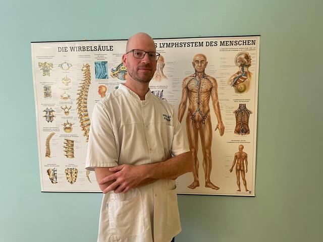 Der Osteopath Nikolaus Altmann in seiner Praxis an der Kremser Ringstraße.
