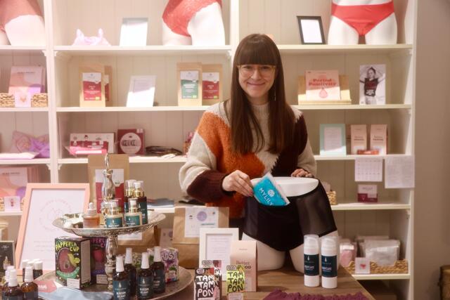 In Melanie Zemsauers "All about Period" gibt es sogar Perioden-Höschen mit eingebautem Wärmekissen.