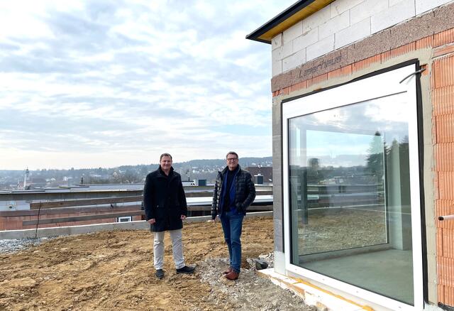 Bgm. Wolfgang Koller und OSG-Obmann Alfred Kollar besichtigten die Baustelle für die neuen Bungalows. | Foto: OSG