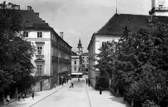 Das Gebäude vorne rechts ist das Landhaus, das ab 1564 von den obderennsischen Landständen als Sitz der Stände errichtet wurde.  | Foto: Archiv der Stadt Linz