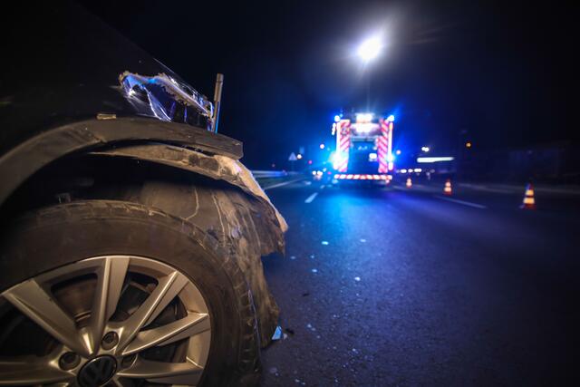 Ein Pkw schoss am Mittwoch in der nacht über die Autobahnauffahrt auf der Wiener Straße – der Fahrer wurde meterweit aus dem Auto geschleudert. | Foto: laumat.at
