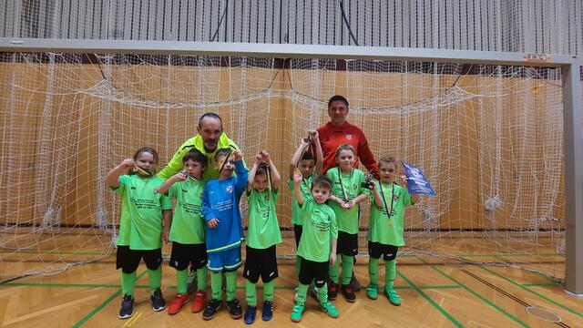 Die Sittersdorfer U6-Nachwuchsfußballer freuten sich über das tolle Ergebnis und die Medaillen. | Foto: Privat