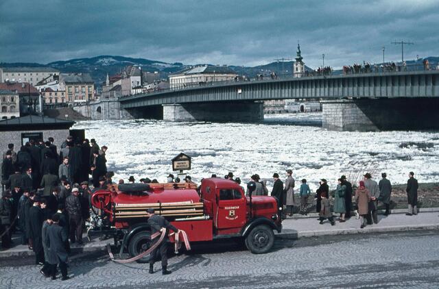 Am 4. März 1965 zog es die Schaulustigen zur Donau hin, wo zweierlei Spektakel zu beobachten waren: Nicht nur führte diese Hochwasser, sondern es ergab sich nach dem strengen Winter durch die aufgebrochenen, aufeinander treibenden Eismassen ein Eisstoß. | Foto: Archiv der Stadt Linz