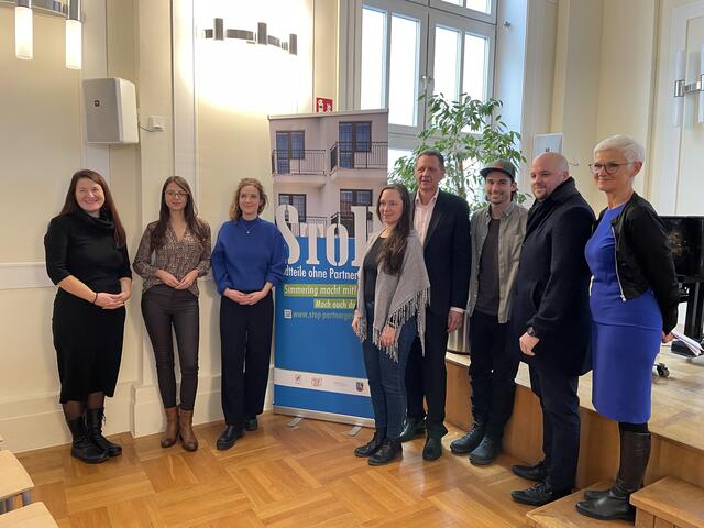 Die Auftaktveranstaltung war gut besucht. V.l.n.r.: Jenny Davies von der VHS Simmering, Gemeinderätin Ewa Samel (SPÖ), StoP Simmering-Projektkoordinatorin Annika Schweiger, Grüne Simmering Klubobfrau Sofia Palzer-Khomenko, Bezirkschef Thomas Steinhart (SPÖ), StoP Simmering-Projektkoordinator Mario Depauli, FPÖ Simmering Klubobmann Patrick Horn, StoP-Gesamtkoordinatorin für Österreich Maria Rösslhumer | Foto: Teischl/RMA