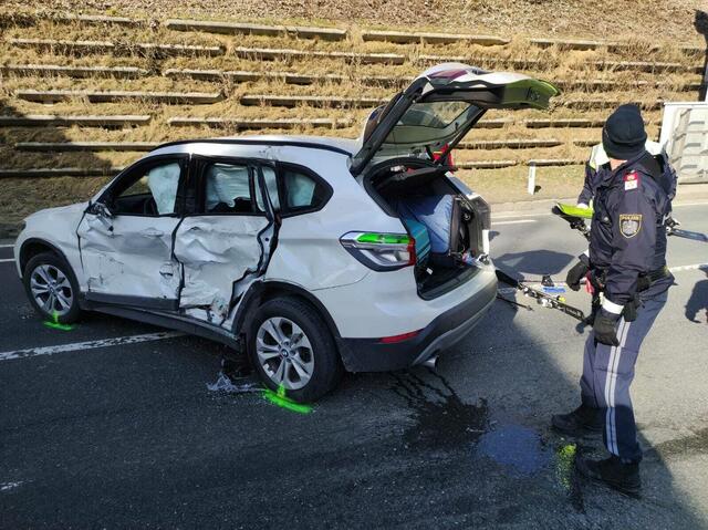 Der Pkw wurde bei dem Unfall schwer beschädigt. | Foto: FF Maishofen