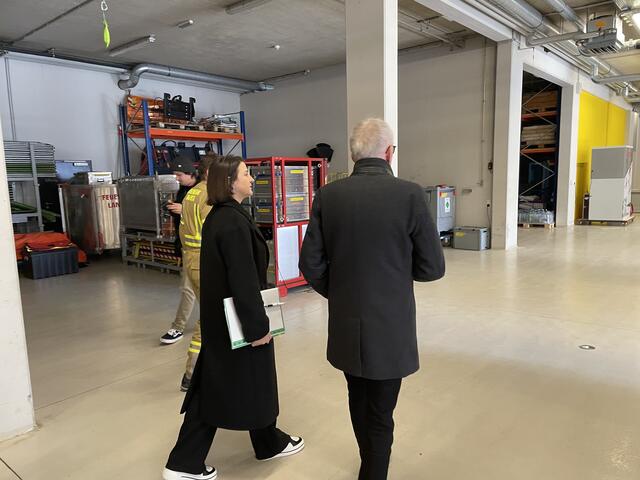 Astrid Mair mit Bürgermeister Herbert Mayer beim Besichtigen der Feuerwehrhalle | Foto: Elisabeth Neuner