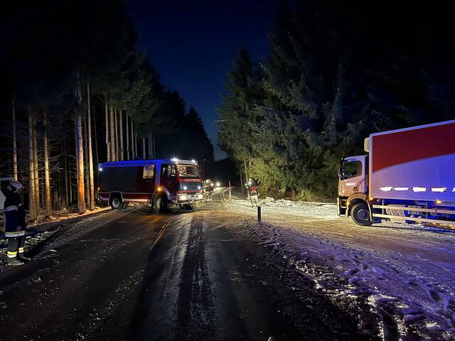 Der verunglückte LKW konnte die Fahrt danach selbstständig fortsetzen, es gab keine Verletzten. | Foto: Feuerwehr Ottenschlag