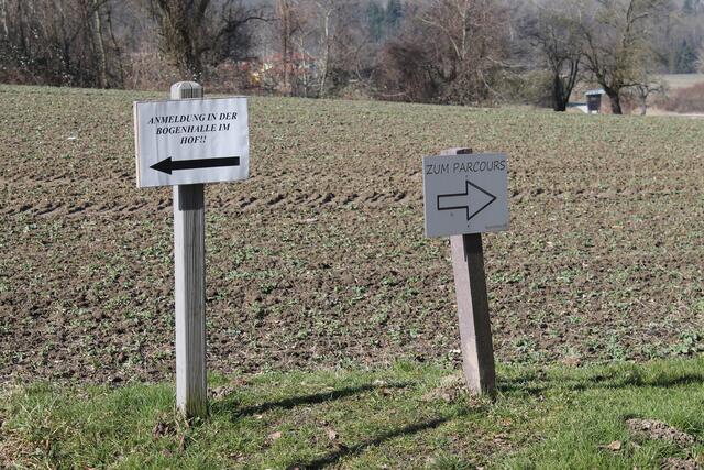 Die Wegweiser zeigen den Start an. | Foto: BRS/Moser