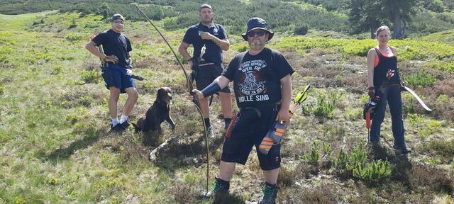 Gerhard Stanek, Obmann des Vereins Bogenstation Oberösterreich (2.v.l.) mit Kolleginnen und Kollegen beim Bogenschießen. | Foto: BRS/Moser