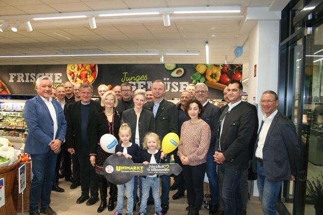 Zahlreiche Ehrengäste von Unternehmern, Bgm. Günter Putz mit Gemeinderäten und Unternehmensführer der Unimarktgruppe stellten sich als Gratulaten in Rohrbach/L. bei Manuela Gremel und ihrem Team ein.  | Foto: Dietmar Hammerl