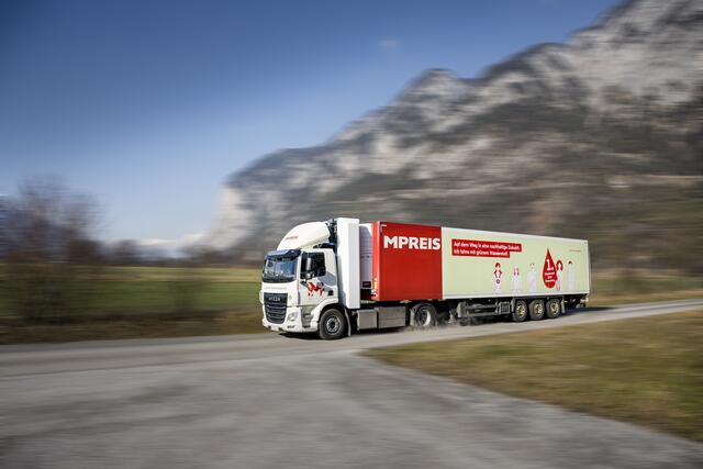Der Tiroler Lebensmittelhändler MPREIS hat den ersten wasserstoffbetriebenen Lkw Österreichs in Betrieb genommen. | Foto: MPREIS/Franz Oss