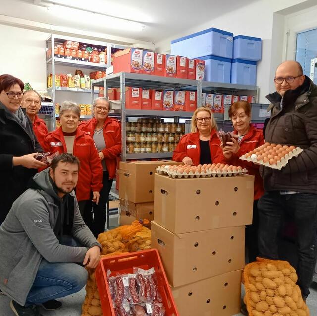 Monika Nowak (Abhof-Produkte Familie Nowak), Jürgen Hutsteiner (Sonnenhof Hutsteiner) und Michael Auer (Kartoffelhof Auer) mit Mitarbeitern des Rotkreuz-Marktes der Bezirksstelle Steyr-Stadt
 | Foto: OÖRK