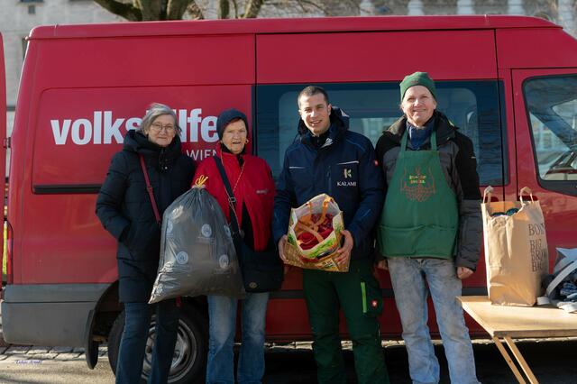 Mit dem roten Volkshilfe Bus wurden am Alszeielenmarkt Spenden gesammelt. | Foto: Alszeilenmarkt / Lukas Arnold Photography