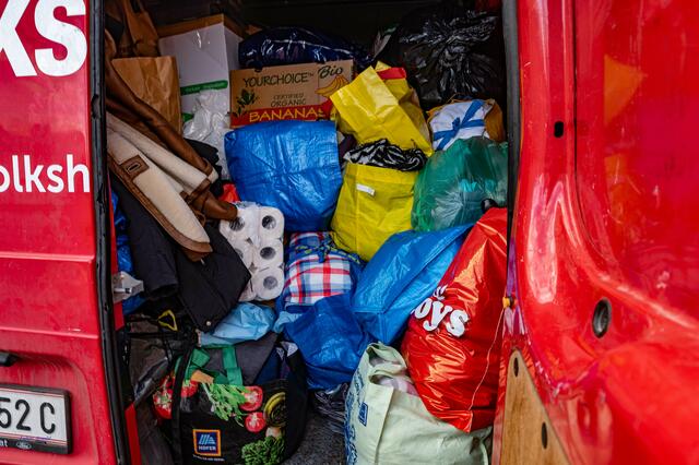 Am Ende der Spendenaktion war der Bus komplett mit Sachspenden voll. | Foto: Alszeilenmarkt / Lukas Arnold Photography