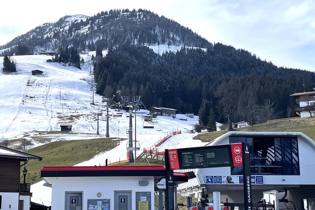 Der Gaisberglift: Talstation, li. Rennstrecke, Mi. re. u. Rodelbahn. | Foto: Kogler