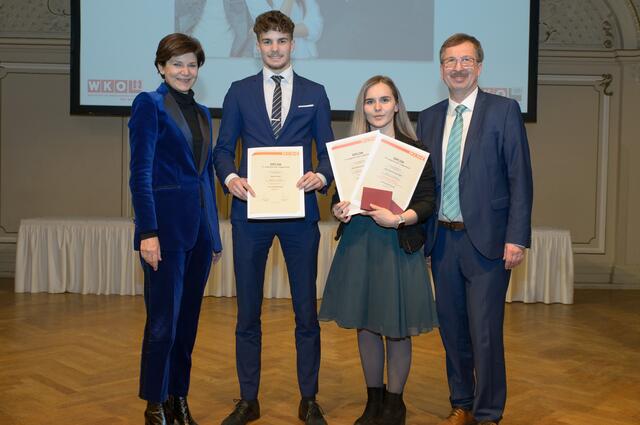 V. l.: Spartenobfrau Bank und Versicherung Michaela Keplinger-Mitterlehner, Jungkaufmann Gabriel Kolb, Jungkauffrau Alina Bettina Gastinger und Spartenobmann Handel Ernst Wiesinger. | Foto: cityfoto