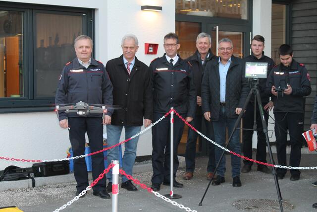 Bezirks-Feuerwehrkommandant Herbert Ablinger, Bürgermeistersprecher Peter Oberlehner mit Kameraden der Freiwilligen Feuerwehren sowie Bezirkshauptmann Christoph Schweitzer und Bürgermeister Pollham Ernst Mair. (v. l.) | Foto: BRS/Moser