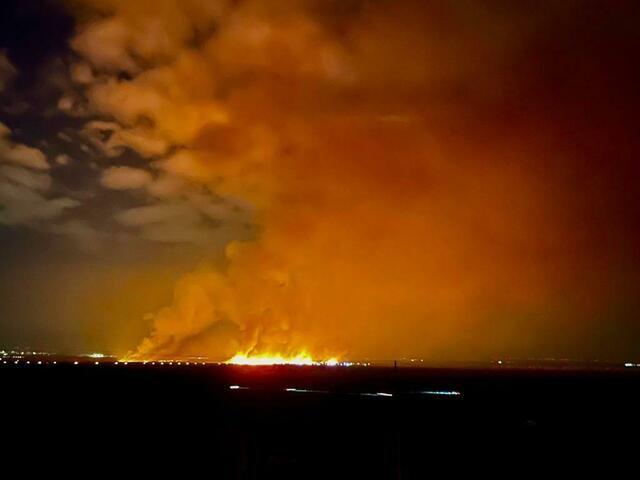 Bis in den Abend hinein wütete das Feuer am Neusiedler See-Schilfgürtel. | Foto: Gerhard Gmasz