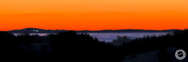 Von der Ruine Ruttenstein (Pierbach) bis hinauf nach Kirchschlag.
Links sieht man das Flutlicht vom 46 km entfernten Kirchschlager Schilift. | Foto: FotoGrafik bruno haneder