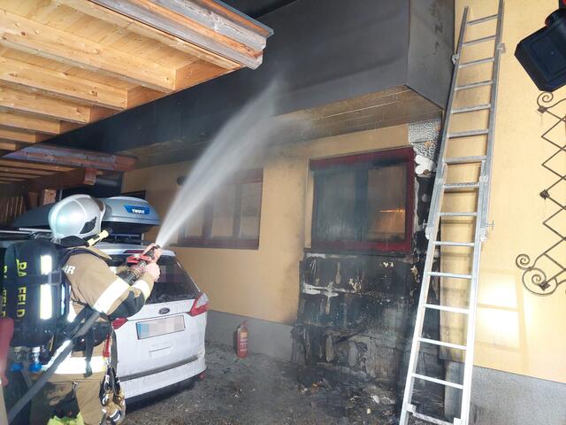 Eine Frau machte Bewohner in Radfeld in den frühen Morgenstunden auf einen Brand an der Hausfassade aufmerksam.  | Foto: ZOOM.Tirol
