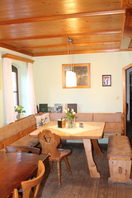 In der Stube können sich die Gäste anschließend stärken. | Foto: BRS/Moser