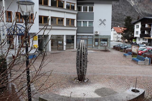 Der Aufbau des Schotters und der Pflasterung auf der darunterliegenden Tiefgaragendecke ist laut Gutachten zu schwer. | Foto: Othmar Kolp