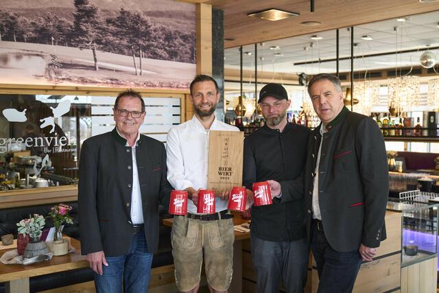 Freuten sich gemeinsam über die begehrte Auszeichnung zum „Bierwirt des Jahres”: Herbert File (Stiegl), Thomas Pirktl als frischgekürter Tiroler Bierwirt 2023 mit Restaurantleiter Toni Woertz sowie Ekkehard Walch (Stiegl) (v.l.) | Foto: Klaus Maislinger