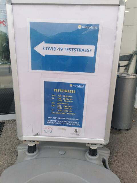 Hier geht es – bitte mit Maske – zur Teststraße, die noch bis Ende Juni 2023 ihr Angebot zur Verfügung stellt. | Foto: Tina Gangl