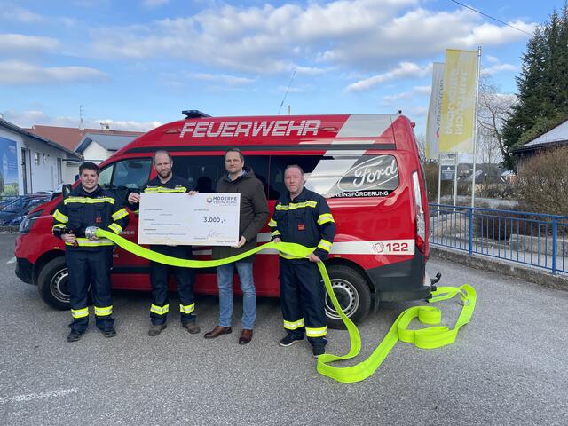 V.l.n.r.: Benjamin Malle, Kommandant HBI Markus Wiesauer, Prokurist Gernot Bihlo und Kommandantstellvertreter OBI Gangl Christian. | Foto: Moderne Verpackung Hoffmann GmbH