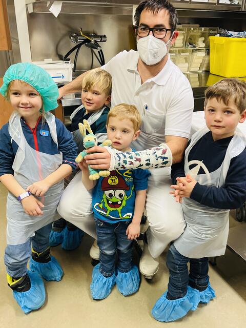 Der ärztliche Direktor Herbert Huscsava mit den Kindergartenkindern. | Foto: LK Klosterneuburg