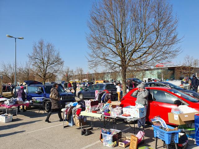 Jeden Sonntag ist ein Flohmarkt am SCW Parkplatz in Wels. | Foto: BRS